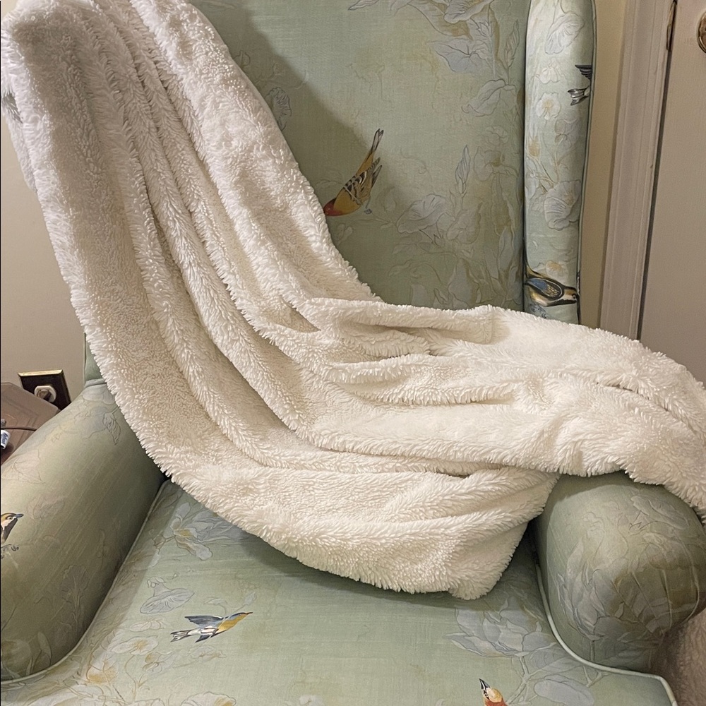 Luxurious White Plush Sherpa Throw Blanket with Soft Velvet Knit Lining 50”X60”